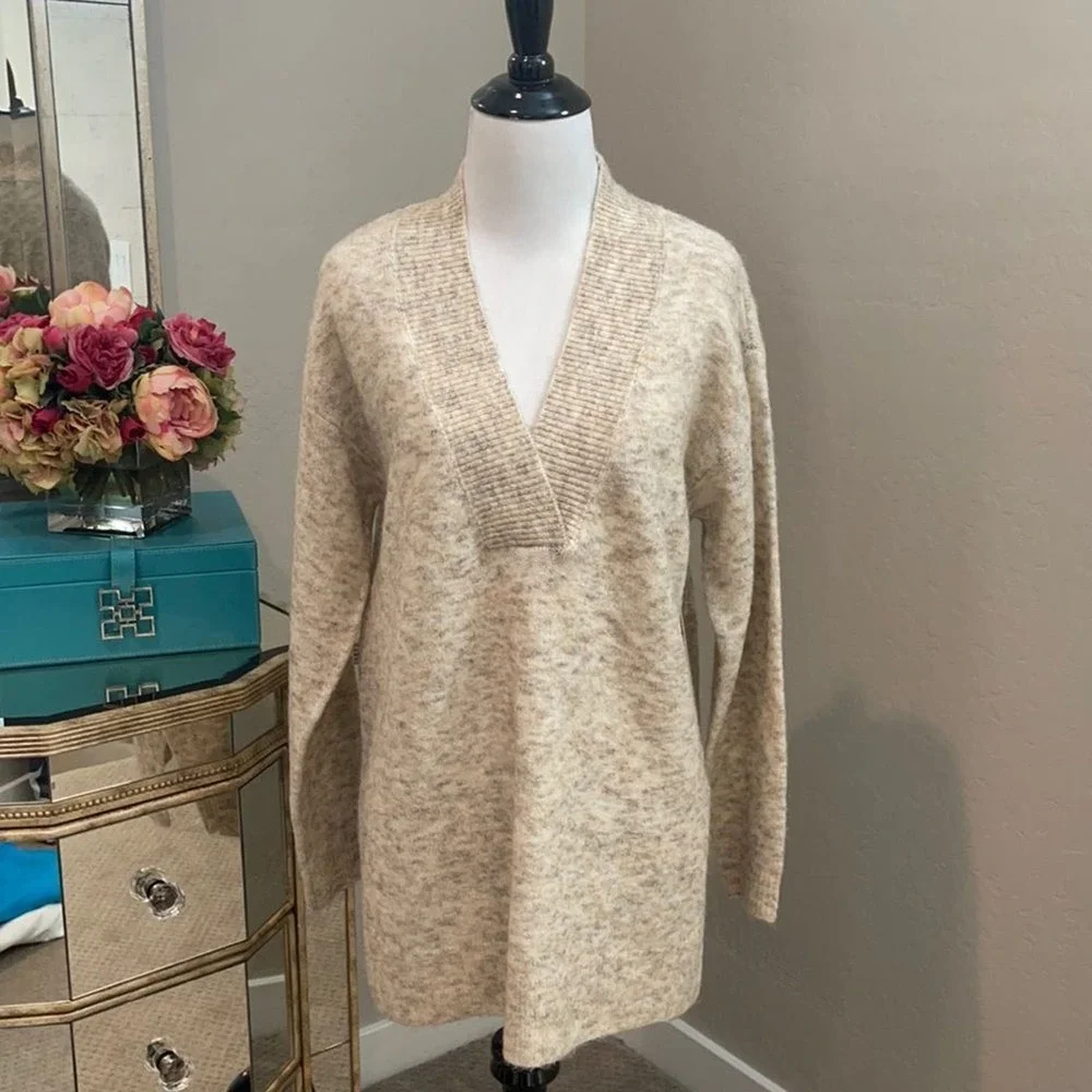 NWT RD Style Heathered Oatmeal V-neck Tunic Style Sweater - XS but oversized